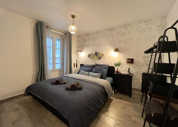 La Cloche Doree, Parking, 3 Etoiles, En Plein Coeur De Fontainebleau