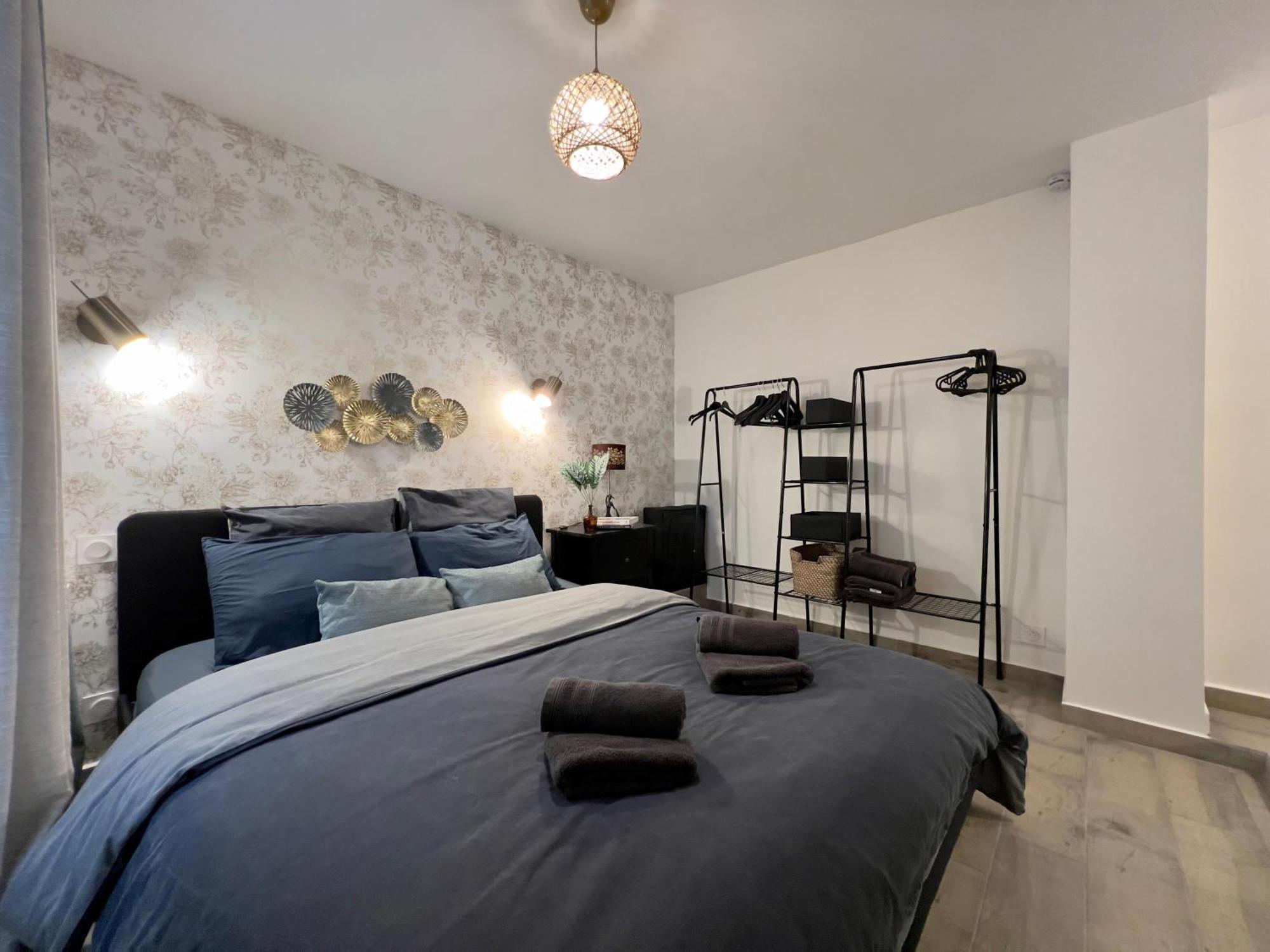 La Cloche Doree, Parking, 3 Etoiles, En Plein Coeur De